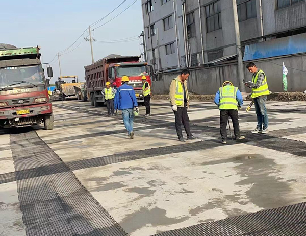 大丰老材料的新故事：玻璃纤维土工格栅如何在‘白改黑’浪潮中重获新生？